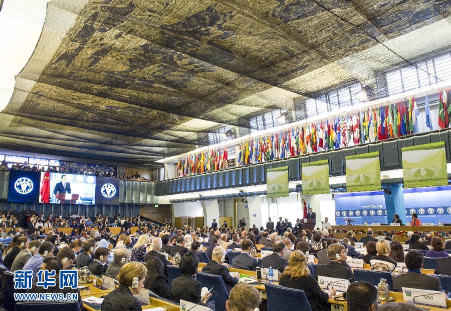 10月15日，中國國務院總理李克強在格拉齊亞諾總干事的陪同下在位于羅馬的聯合國糧農組織總部發表演講。 新華社記者 王曄 攝 