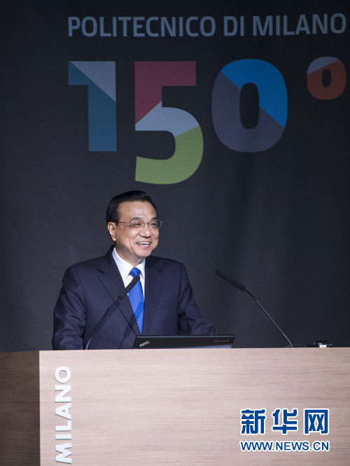 10月16日，中國國務(wù)院總理李克強(qiáng)在米蘭與意大利總理倫齊共同出席第五屆中意創(chuàng)新合作周大會(huì)并致辭。 新華社記者王曄攝