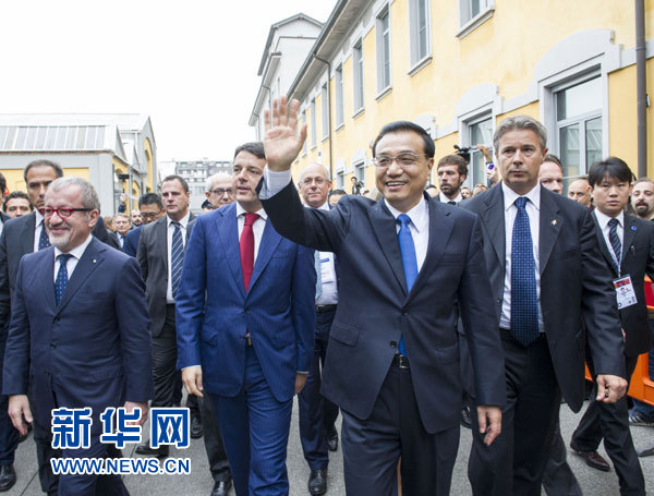 10月16日，中國國務(wù)院總理李克強(qiáng)在米蘭與意大利總理倫齊共同出席第五屆中意創(chuàng)新合作周大會(huì)并致辭。這是李克強(qiáng)抵達(dá)位于米蘭理工大學(xué)的會(huì)場。新華社記者王曄攝