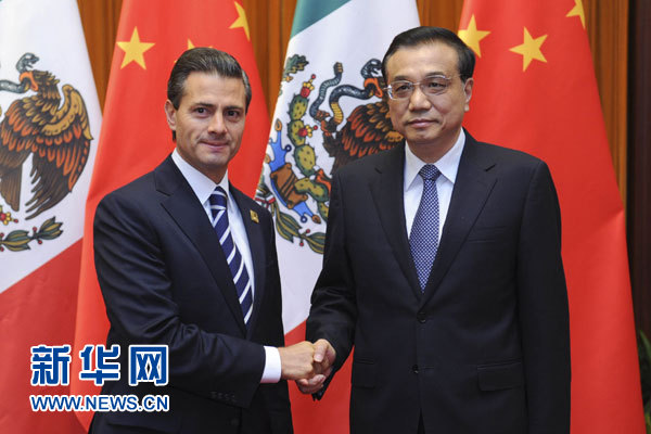 11月11日，國(guó)務(wù)院總理李克強(qiáng)在北京人民大會(huì)堂會(huì)見(jiàn)來(lái)華進(jìn)行國(guó)事訪問(wèn)并出席亞太經(jīng)合組織第二十二次領(lǐng)導(dǎo)人非正式會(huì)議的墨西哥總統(tǒng)培尼亞。新華社記者張鐸攝