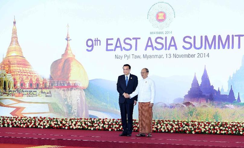 11月13日，中國國務院總理李克強在內比都出席第九屆東亞峰會并發言。這是峰會開始前，東盟輪值主席國緬甸聯邦共和國總統吳登盛迎接李克強總理。新華社記者 李濤 攝 