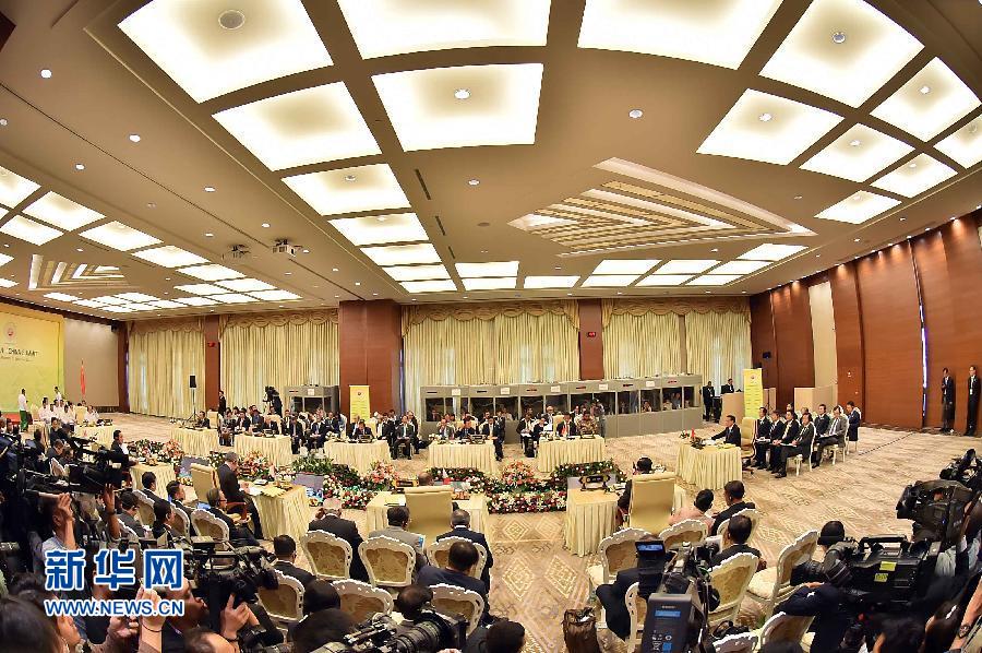 11月13日,中國國務(wù)院總理李克強在緬甸內(nèi)比都出席第17次中國-東盟(10+1)領(lǐng)導(dǎo)人會議。 新華社記者 李濤 攝 11月13日,中國國務(wù)院總理李克強在緬甸內(nèi)比都出席第17次中國-東盟(10+1)領(lǐng)導(dǎo)人會議。 新華社記者 李濤 攝