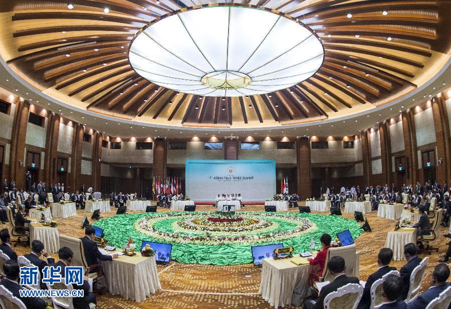 11月13日,中國國務(wù)院總理李克強(qiáng)在緬甸首都內(nèi)比都出席第17次東盟與中日韓(10+3)領(lǐng)導(dǎo)人會議。 新華社記者 王曄 攝 11月13日,中國國務(wù)院總理李克強(qiáng)在緬甸首都內(nèi)比都出席第17次東盟與中日韓(10+3)領(lǐng)導(dǎo)人會議。 新華社記者 王曄 攝