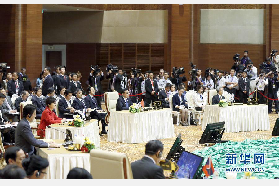 11月13日,中國國務(wù)院總理李克強(qiáng)在緬甸首都內(nèi)比都出席第17次東盟與中日韓(10+3)領(lǐng)導(dǎo)人會議。這是李克強(qiáng)在會議上講話。 新華社記者 鞠鵬 攝 11月13日,中國國務(wù)院總理李克強(qiáng)在緬甸首都內(nèi)比都出席第17次東盟與中日韓(10+3)領(lǐng)導(dǎo)人會議。這是李克強(qiáng)在會議上講話。 新華社記者 鞠鵬 攝