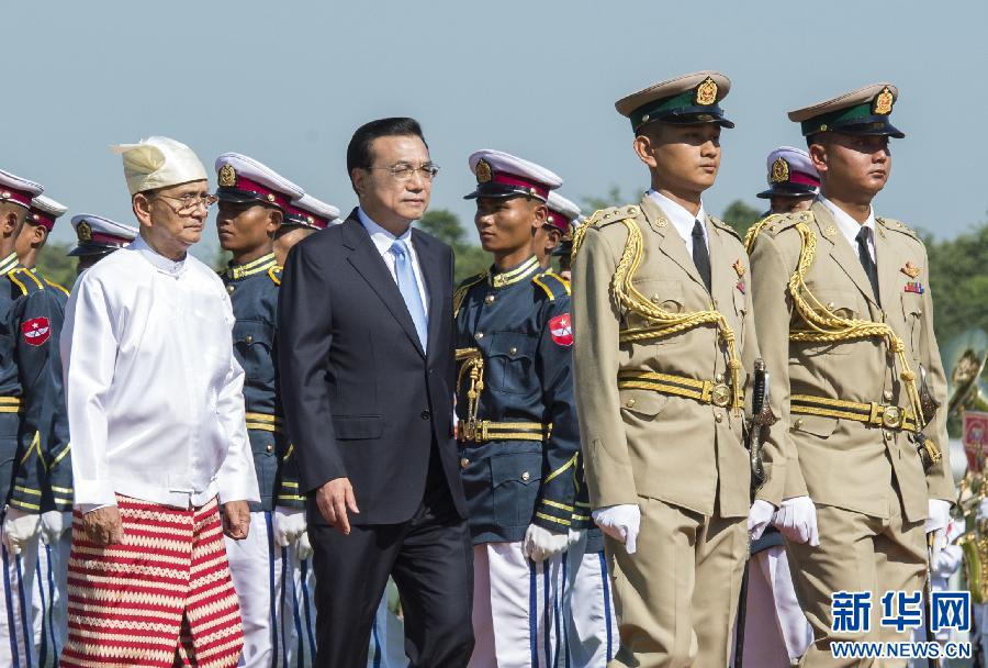 11月14日,國務(wù)院總理李克強(qiáng)在內(nèi)比都同緬甸總統(tǒng)吳登盛舉行會談。這是會談前,吳登盛在緬甸總統(tǒng)府前廣場為李克強(qiáng)舉行隆重的歡迎儀式。新華社記者 王曄 攝 11月14日,國務(wù)院總理李克強(qiáng)在內(nèi)比都同緬甸總統(tǒng)吳登盛舉行會談。這是會談前,吳登盛在緬甸總統(tǒng)府前廣場為李克強(qiáng)舉行隆重的歡迎儀式。新華社記者 王曄 攝