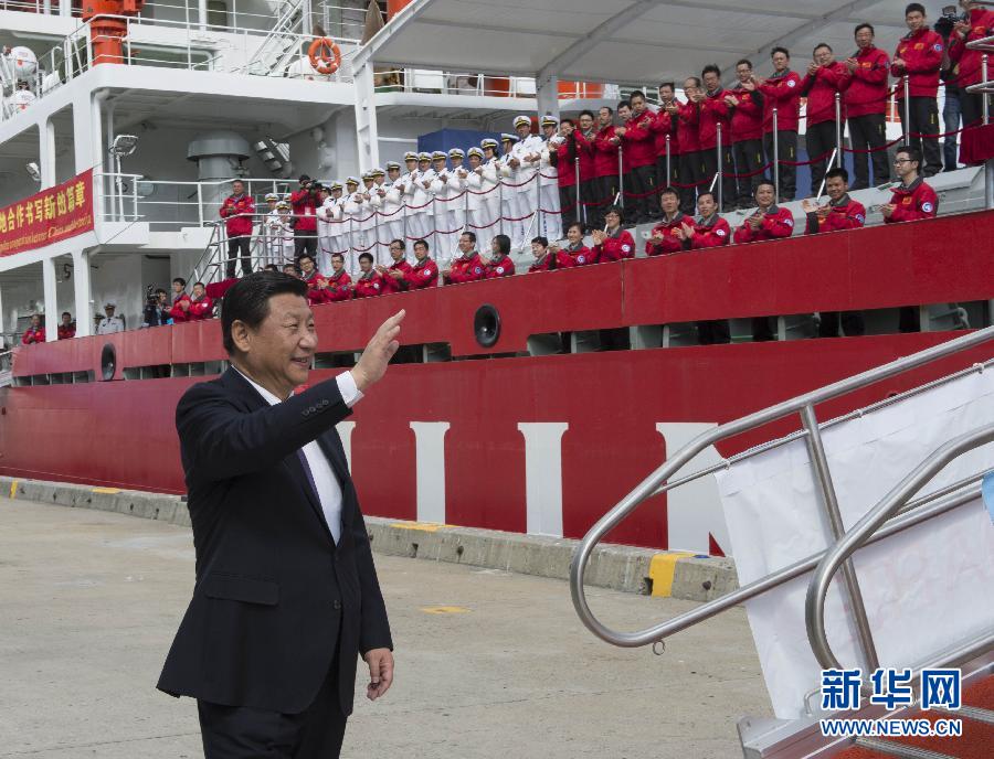 11月18日，正在澳大利亞塔斯馬尼亞州首府霍巴特訪問的中國國家主席習近平在澳大利亞總理阿博特陪同下參觀南極科考項目并慰問兩國科考人員。這是習近平在霍巴特港看望正在這里補給的&ldquo;雪龍&rdquo;號全體科考人員。新華社記者李學仁攝 