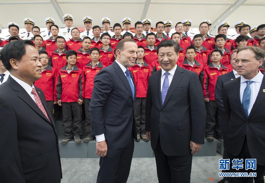 11月18日，正在澳大利亞塔斯馬尼亞州首府霍巴特訪問的中國國家主席習近平在澳大利亞總理阿博特陪同下參觀南極科考項目并慰問兩國科考人員。新華社記者李學仁攝 