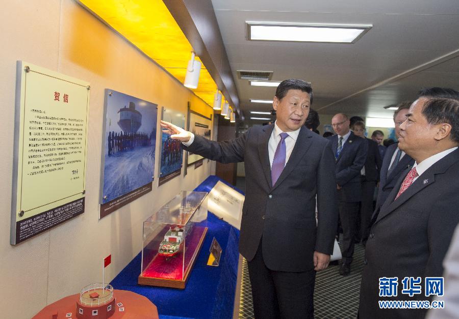這是習近平參觀中國極地考察30周年圖片展。新華社記者李學仁攝 