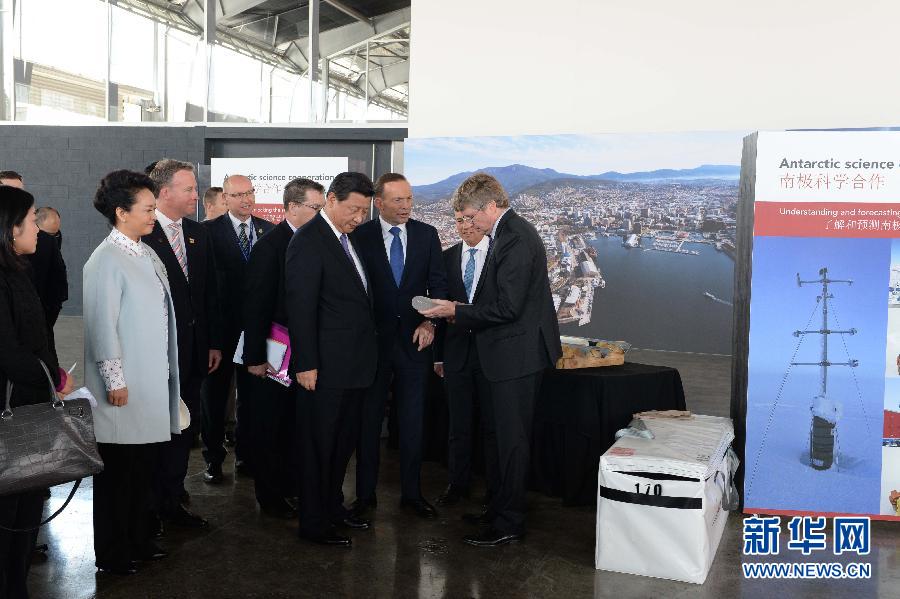 這是習近平和阿博特觀看采集的冰樣。新華社記者 馬占成 攝 