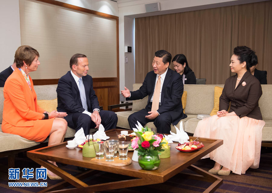 11月19日,國家主席習(xí)近平結(jié)束對(duì)澳大利亞的國事訪問。離開悉尼前,澳大利亞總理阿博特夫婦專門到習(xí)近平下榻飯店同習(xí)近平和夫人彭麗媛親切話別。新華社記者 黃敬文 攝 11月19日,國家主席習(xí)近平結(jié)束對(duì)澳大利亞的國事訪問。離開悉尼前,澳大利亞總理阿博特夫婦專門到習(xí)近平下榻飯店同習(xí)近平和夫人彭麗媛親切話別。新華社記者 黃敬文 攝