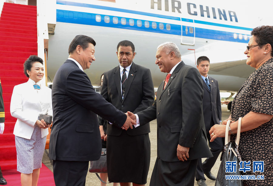 11月21日，國家主席習近平抵達楠迪，開始對斐濟進行國事訪問并將同太平洋建交島國領導人舉行會晤。斐濟總理姆拜尼馬拉馬夫婦在舷梯旁迎接習近平和夫人彭麗媛。新華社記者李學仁攝 