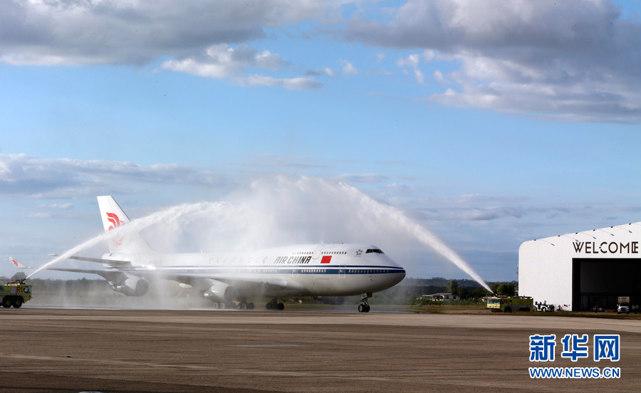  11月21日，國家主席習近平抵達楠迪，開始對斐濟進行國事訪問并將同太平洋建交島國領導人舉行會晤。圖為習近平乘坐的專機在楠迪國際機場跑道上滑行穿過&ldquo;水門&rdquo;，這是當地給予最尊貴客人的禮遇，表達為客人&ldquo;洗塵&rdquo;。 新華社記者丁林攝 