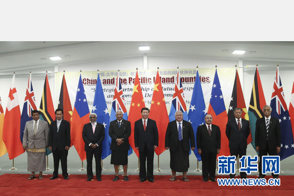 11月22日，國家主席習近平在楠迪同斐濟總理姆拜尼馬拉馬、密克羅尼西亞聯邦總統莫里、薩摩亞總理圖伊拉埃帕、巴布亞新幾內亞總理奧尼爾、瓦努阿圖總理納圖曼、庫克群島總理普納、湯加首相圖伊瓦卡諾、紐?？偫硭忍窖髰u國領導人舉行集體會晤。姚大偉攝