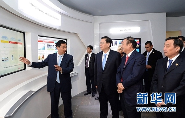 11月26日,正在墨西哥進行正式友好訪問的全國人大常委會委員長張德江在墨西哥城視察華為公司拉美北地區(qū)部。 新華社記者劉建生攝 11月26日,正在墨西哥進行正式友好訪問的全國人大常委會委員長張德江在墨西哥城視察華為公司拉美北地區(qū)部。 新華社記者劉建生攝