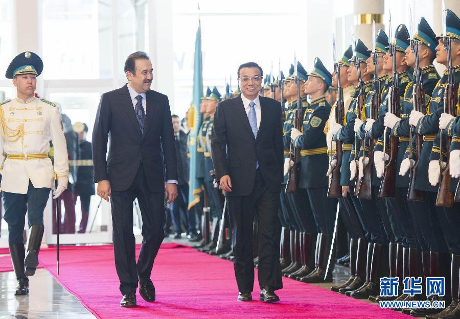 12月14日,應哈薩克斯坦共和國總理馬西莫夫邀請,國務院總理李克強乘專機抵達阿斯塔納國際機場,開始對哈薩克斯坦進行正式訪問,舉行中哈總理第二次定期會晤,并出席上海合作組織成員國政府首腦理事會第十三次會議。馬西莫夫到機場迎接李克強,并舉行隆重的歡迎儀式。新華社記者 黃敬文 攝 12月14日,應哈薩克斯坦共和國總理馬西莫夫邀請,國務院總理李克強乘專機抵達阿斯塔納國際機場,開始對哈薩克斯坦進行正式訪問,舉行中哈總理第二次定期會晤,并出席上海合作組織成員國政府首腦理事會第十三次會議。馬西莫夫到機場迎接李克強,并舉行隆重的歡迎儀式。新華社記者 黃敬文 攝