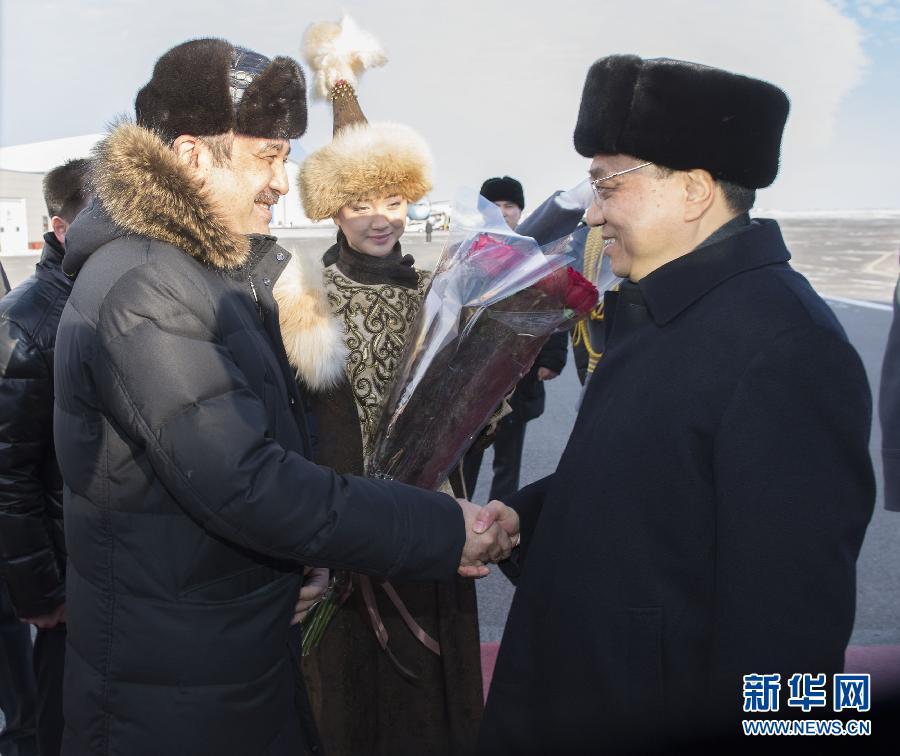 12月14日,應哈薩克斯坦共和國總理馬西莫夫邀請,國務院總理李克強乘專機抵達阿斯塔納國際機場,開始對哈薩克斯坦進行正式訪問,舉行中哈總理第二次定期會晤,并出席上海合作組織成員國政府首腦理事會第十三次會議。這是馬西莫夫到機場迎接李克強。新華社記者 黃敬文 攝 12月14日,應哈薩克斯坦共和國總理馬西莫夫邀請,國務院總理李克強乘專機抵達阿斯塔納國際機場,開始對哈薩克斯坦進行正式訪問,舉行中哈總理第二次定期會晤,并出席上海合作組織成員國政府首腦理事會第十三次會議。這是馬西莫夫到機場迎接李克強。新華社記者 黃敬文 攝