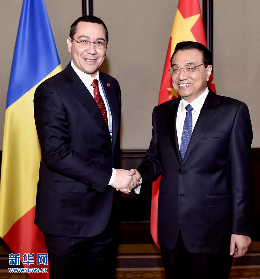 12月16日，中國國務(wù)院總理李克強在貝爾格萊德會見羅馬尼亞總理蓬塔。 新華社記者劉力航攝