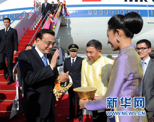 12月19日,中國國務(wù)院總理李克強(qiáng)抵達(dá)曼谷,出席大湄公河次區(qū)域經(jīng)濟(jì)合作領(lǐng)導(dǎo)人第五次會(huì)議。新華社記者饒愛民攝 12月19日,中國國務(wù)院總理李克強(qiáng)抵達(dá)曼谷,出席大湄公河次區(qū)域經(jīng)濟(jì)合作領(lǐng)導(dǎo)人第五次會(huì)議。新華社記者饒愛民攝