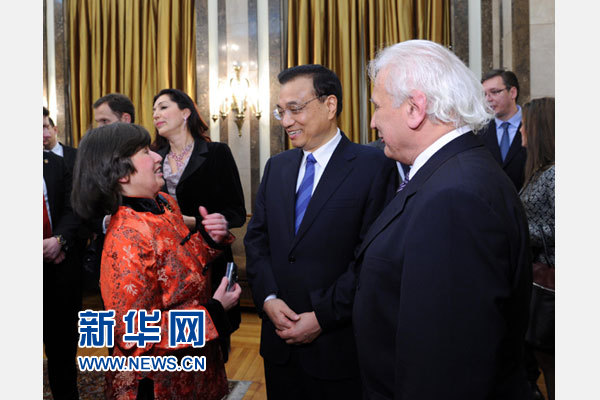 12月18日,中國國務院總理李克強在貝爾格萊德市政廳接受“貝爾格萊德榮譽市民”證書,塞爾維亞總理武契奇陪同出席。隨后,李克強同塞各界知名人士親切會見并互動交流。這是李克強同漢學家波普—采尼奇夫婦親切交談。新華社記者 饒愛民 攝 12月18日,中國國務院總理李克強在貝爾格萊德市政廳接受“貝爾格萊德榮譽市民”證書,塞爾維亞總理武契奇陪同出席。隨后,李克強同塞各界知名人士親切會見并互動交流。這是李克強同漢學家波普—采尼奇夫婦親切交談。新華社記者 饒愛民 攝