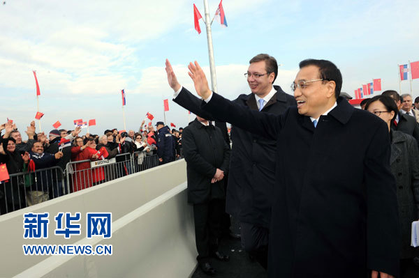 12月18日,中國國務院總理李克強在貝爾格萊德同塞爾維亞總理武契奇共同出席貝爾格萊德跨多瑙河大橋竣工儀式。這是李克強與武契奇在儀式現場向塞爾維亞群眾揮手致意。新華社記者 饒愛民 攝 12月18日,中國國務院總理李克強在貝爾格萊德同塞爾維亞總理武契奇共同出席貝爾格萊德跨多瑙河大橋竣工儀式。這是李克強與武契奇在儀式現場向塞爾維亞群眾揮手致意。新華社記者 饒愛民 攝