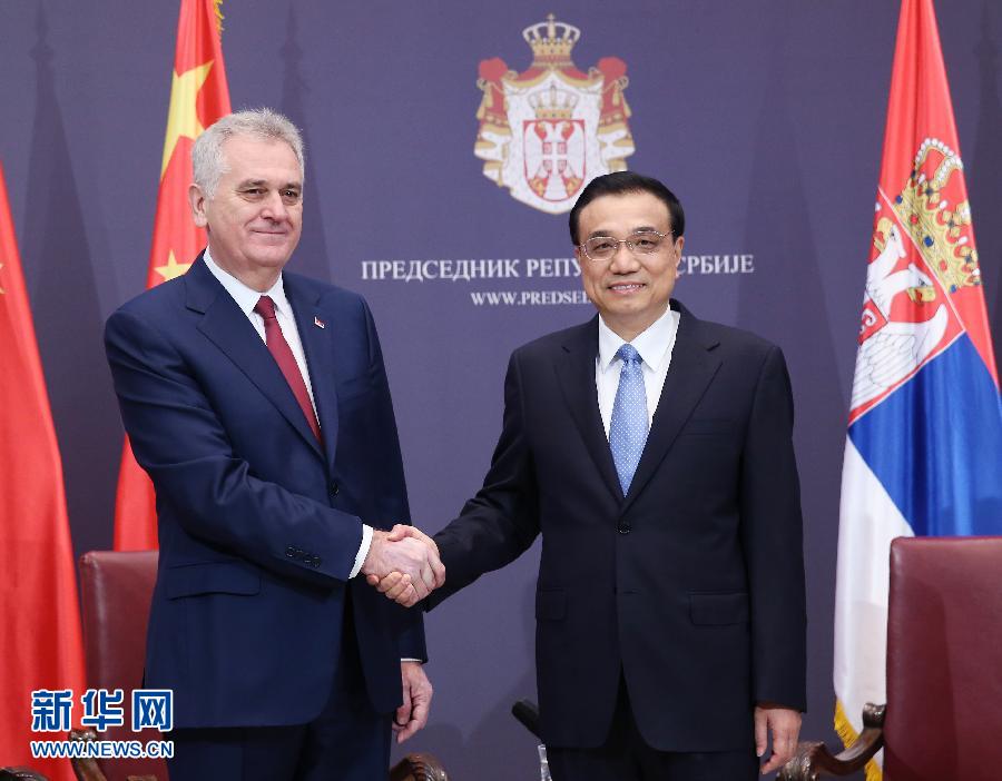 12月18日,中國(guó)國(guó)務(wù)院總理李克強(qiáng)在貝爾格萊德會(huì)見塞爾維亞總統(tǒng)尼科利奇。 新華社記者姚大偉攝 12月18日,中國(guó)國(guó)務(wù)院總理李克強(qiáng)在貝爾格萊德會(huì)見塞爾維亞總統(tǒng)尼科利奇。 新華社記者姚大偉攝