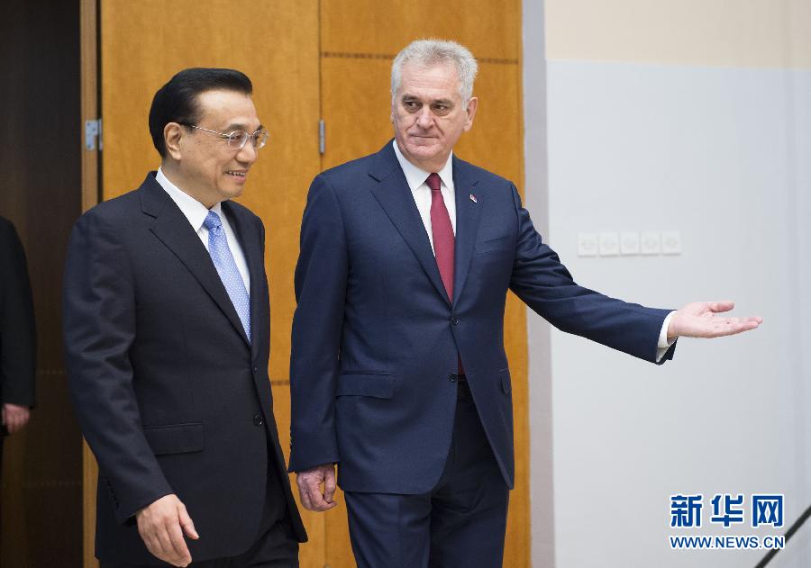 12月18日,國(guó)務(wù)院總理李克強(qiáng)在貝爾格萊德會(huì)見塞爾維亞總統(tǒng)尼科利奇。 新華社記者 黃敬文 攝 12月18日,國(guó)務(wù)院總理李克強(qiáng)在貝爾格萊德會(huì)見塞爾維亞總統(tǒng)尼科利奇。 新華社記者 黃敬文 攝