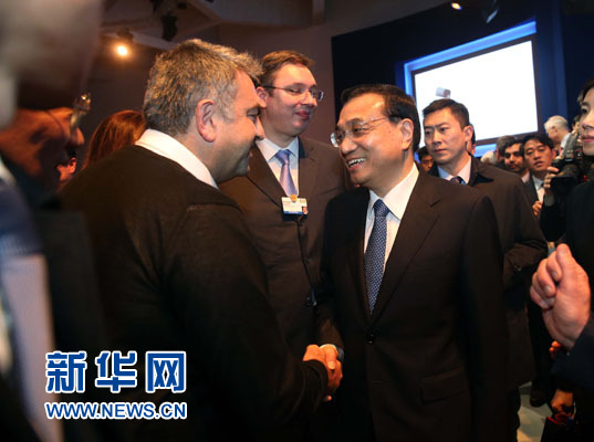 1月21日,中國國務院總理李克強在瑞士達沃斯舉行的世界經(jīng)濟論壇全會發(fā)表特別致辭并回答提問。這是李克強在致辭后同與會嘉賓親切交談。新華社記者 劉衛(wèi)兵 攝 1月21日,中國國務院總理李克強在瑞士達沃斯舉行的世界經(jīng)濟論壇全會發(fā)表特別致辭并回答提問。這是李克強在致辭后同與會嘉賓親切交談。新華社記者 劉衛(wèi)兵 攝