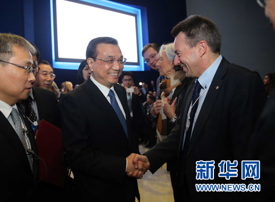 1月21日,中國國務院總理李克強在瑞士達沃斯舉行的世界經(jīng)濟論壇全會發(fā)表特別致辭并回答提問。這是李克強在致辭前同與會嘉賓親切交談。新華社記者 劉衛(wèi)兵 攝 1月21日,中國國務院總理李克強在瑞士達沃斯舉行的世界經(jīng)濟論壇全會發(fā)表特別致辭并回答提問。這是李克強在致辭前同與會嘉賓親切交談。新華社記者 劉衛(wèi)兵 攝