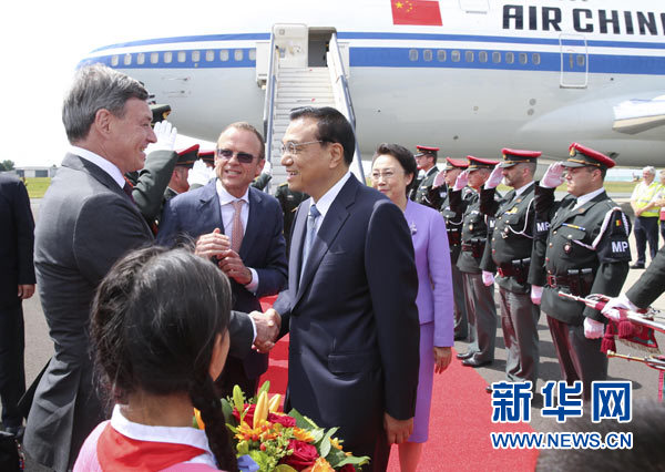 當(dāng)?shù)貢r(shí)間6月28日下午,經(jīng)中歐雙方商定,國(guó)務(wù)院總理李克強(qiáng)乘專機(jī)抵達(dá)比利時(shí)首都布魯塞爾,出席第十七次中國(guó)歐盟領(lǐng)導(dǎo)人會(huì)晤。李克強(qiáng)總理夫人程虹同機(jī)抵達(dá)。歐盟和比利時(shí)政府高級(jí)官員到阿貝拉格機(jī)場(chǎng)迎接。新華社記者 龐興雷 攝 當(dāng)?shù)貢r(shí)間6月28日下午,經(jīng)中歐雙方商定,國(guó)務(wù)院總理李克強(qiáng)乘專機(jī)抵達(dá)比利時(shí)首都布魯塞爾,出席第十七次中國(guó)歐盟領(lǐng)導(dǎo)人會(huì)晤。李克強(qiáng)總理夫人程虹同機(jī)抵達(dá)。歐盟和比利時(shí)政府高級(jí)官員到阿貝拉格機(jī)場(chǎng)迎接。新華社記者 龐興雷 攝