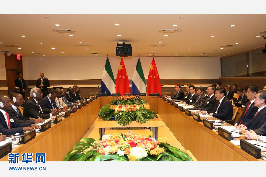 9月27日，國家主席習近平在紐約會見塞拉利昂總統(tǒng)科羅馬。新華社記者 龐興雷 攝