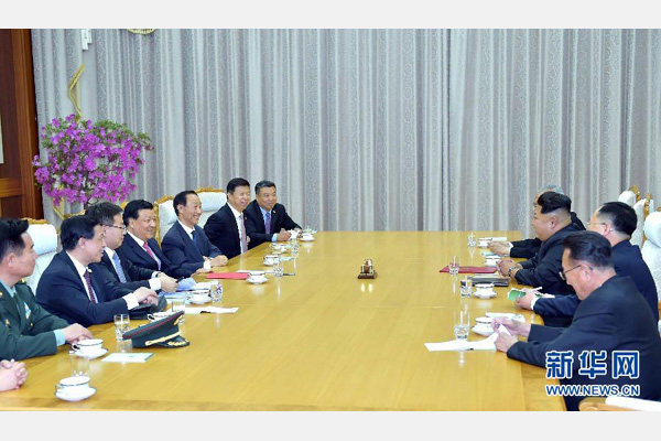 10月9日,中共中央政治局常委、中央書記處書記劉云山在平壤百花園迎賓館會見朝鮮勞動黨第一書記金正恩。 新華社記者 李濤 攝 10月9日,中共中央政治局常委、中央書記處書記劉云山在平壤百花園迎賓館會見朝鮮勞動黨第一書記金正恩。 新華社記者 李濤 攝