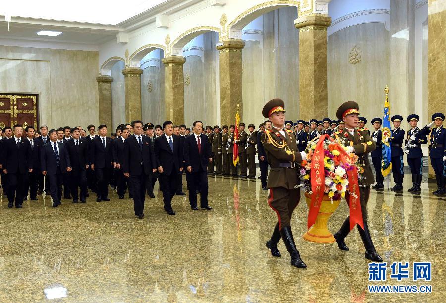 10月11日，中共中央政治局常委、中央書記處書記劉云山前往錦繡山太陽宮，向金日成主席和金正日總書記塑像敬獻花籃。 新華社記者饒愛民攝