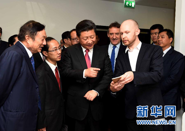 10月21日,國家主席習(xí)近平在倫敦參觀華為英國公司。 新華社記者 饒愛民 攝 10月21日,國家主席習(xí)近平在倫敦參觀華為英國公司。 新華社記者 饒愛民 攝