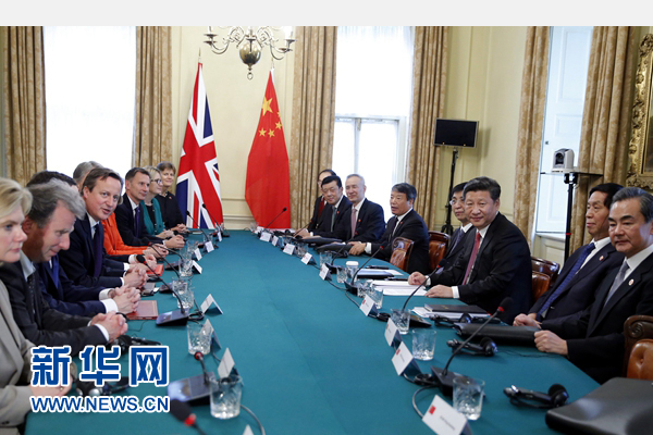 10月21日,國家主席習近平在倫敦唐寧街首相府同英國首相卡梅倫舉行會談。 新華社記者 鞠鵬 攝 10月21日,國家主席習近平在倫敦唐寧街首相府同英國首相卡梅倫舉行會談。 新華社記者 鞠鵬 攝