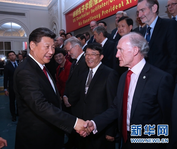 10月22日,國家主席習近平在倫敦出席全英孔子學院和孔子課堂年會開幕式。這是習近平同參加開幕式的嘉賓親切交談。 新華社記者 龐興雷 攝 10月22日,國家主席習近平在倫敦出席全英孔子學院和孔子課堂年會開幕式。這是習近平同參加開幕式的嘉賓親切交談。 新華社記者 龐興雷 攝