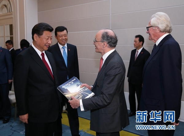 10月22日，國家主席習近平在倫敦集體會見英國前首相布朗等英國友人。新華社記者 龐興雷 攝 