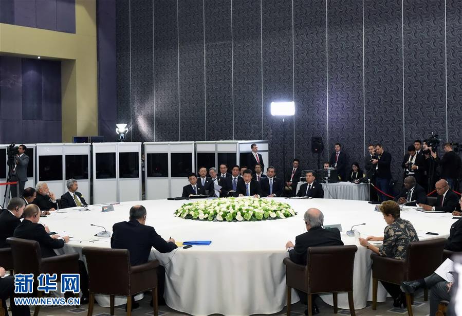 11月15日,金磚國家領導人非正式會晤在土耳其安塔利亞舉行,中國國家主席習近平、俄羅斯總統普京、印度總理莫迪、南非總統祖馬、巴西總統羅塞夫出席。習近平在會上發表題為《開拓機遇應對挑戰》的重要講話。 新華社記者 饒愛民 攝 11月15日,金磚國家領導人非正式會晤在土耳其安塔利亞舉行,中國國家主席習近平、俄羅斯總統普京、印度總理莫迪、南非總統祖馬、巴西總統羅塞夫出席。習近平在會上發表題為《開拓機遇應對挑戰》的重要講話。 新華社記者 饒愛民 攝