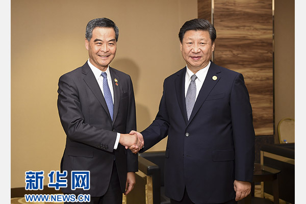 11月18日,國家主席習近平在菲律賓馬尼拉會見前來出席亞太經合組織第二十三次領導人非正式會議的香港特別行政區行政長官梁振英。新華社記者謝環馳攝 11月18日,國家主席習近平在菲律賓馬尼拉會見前來出席亞太經合組織第二十三次領導人非正式會議的香港特別行政區行政長官梁振英。新華社記者謝環馳攝