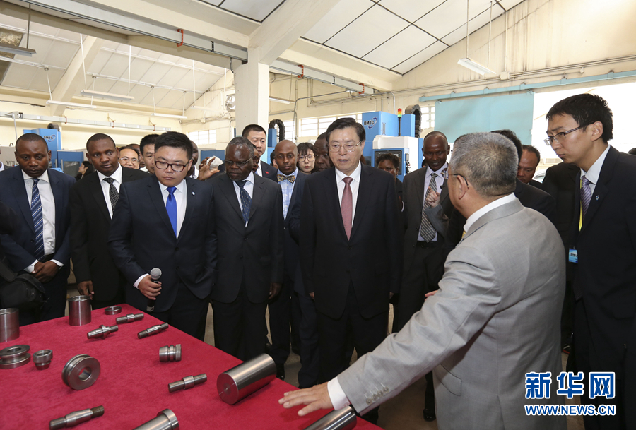 這是3月25日，張德江在肯尼亞首都內(nèi)羅畢考察中肯職業(yè)教育合作示范中心。 新華社記者丁林?jǐn)z