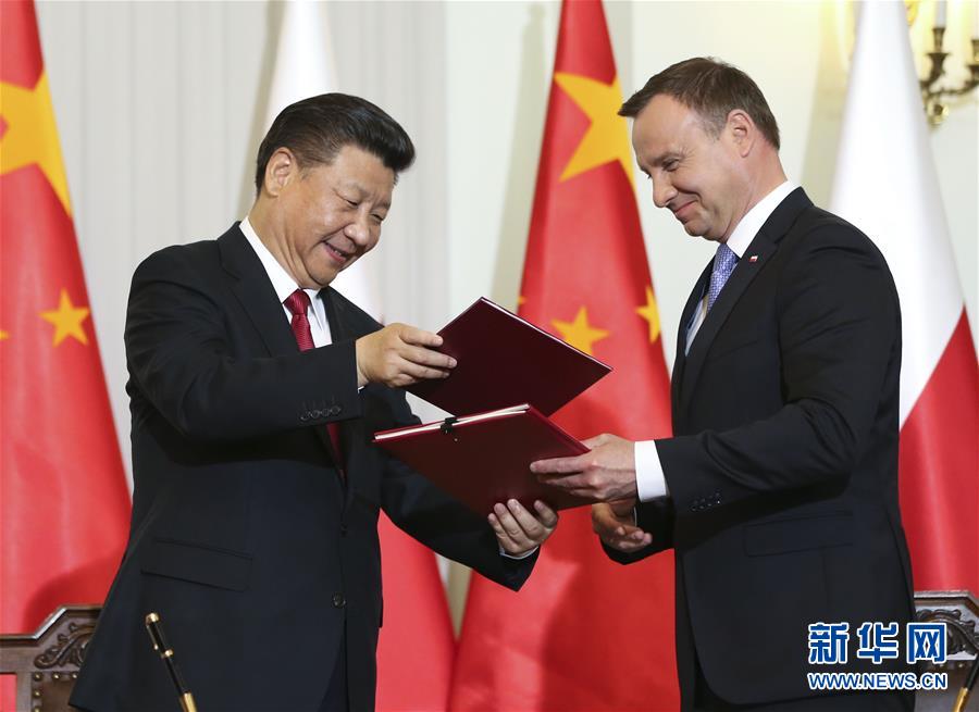 6月20日，國家主席習近平在華沙同波蘭總統杜達舉行會談。這是會談后，兩國元首共同簽署《中華人民共和國和波蘭共和國關于建立全面戰略伙伴關系的聯合聲明》。新華社記者蘭紅光攝