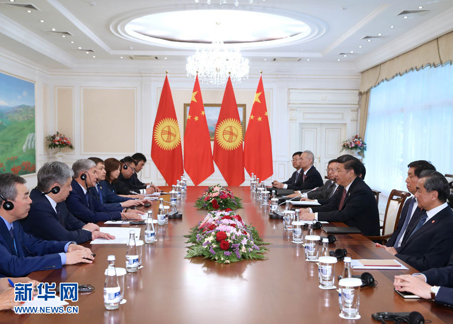 6月24日，國家主席習近平在烏茲別克斯坦塔什干會見吉爾吉斯斯坦總統阿坦巴耶夫。 新華社記者 馬占成 攝