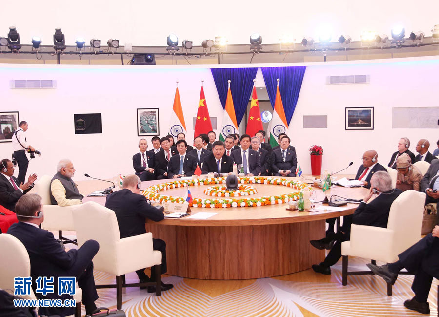 10月16日,金磚國家領(lǐng)導(dǎo)人第八次會(huì)晤在印度果阿舉行。中國國家主席習(xí)近平、印度總理莫迪、南非總統(tǒng)祖馬、巴西總統(tǒng)特梅爾、俄羅斯總統(tǒng)普京出席。習(xí)近平發(fā)表題為《堅(jiān)定信心 共謀發(fā)展》的重要講話。新華社記者姚大偉攝 10月16日,金磚國家領(lǐng)導(dǎo)人第八次會(huì)晤在印度果阿舉行。中國國家主席習(xí)近平、印度總理莫迪、南非總統(tǒng)祖馬、巴西總統(tǒng)特梅爾、俄羅斯總統(tǒng)普京出席。習(xí)近平發(fā)表題為《堅(jiān)定信心 共謀發(fā)展》的重要講話。新華社記者姚大偉攝