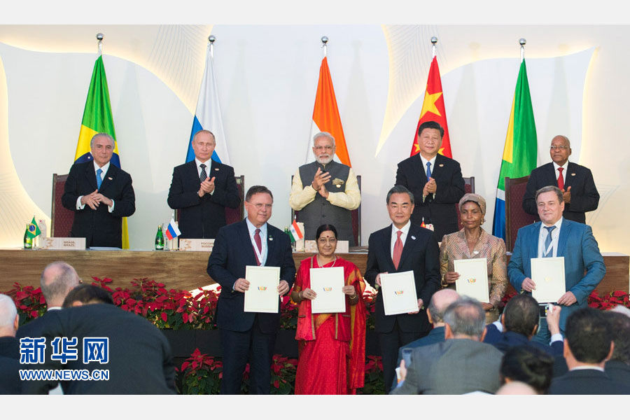 10月16日,金磚國家領(lǐng)導(dǎo)人第八次會(huì)晤在印度果阿舉行。中國國家主席習(xí)近平、印度總理莫迪、南非總統(tǒng)祖馬、巴西總統(tǒng)特梅爾、俄羅斯總統(tǒng)普京出席。這是會(huì)晤結(jié)束后,5國領(lǐng)導(dǎo)人共同見證合作文件的簽署,并出席聯(lián)合記者會(huì)。新華社記者謝環(huán)馳攝 10月16日,金磚國家領(lǐng)導(dǎo)人第八次會(huì)晤在印度果阿舉行。中國國家主席習(xí)近平、印度總理莫迪、南非總統(tǒng)祖馬、巴西總統(tǒng)特梅爾、俄羅斯總統(tǒng)普京出席。這是會(huì)晤結(jié)束后,5國領(lǐng)導(dǎo)人共同見證合作文件的簽署,并出席聯(lián)合記者會(huì)。新華社記者謝環(huán)馳攝