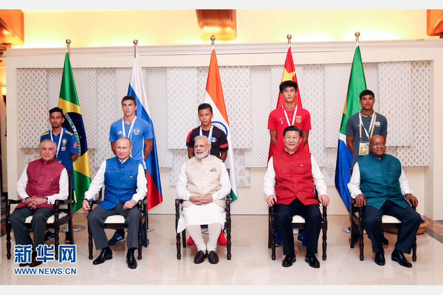 10月15日,國家主席習(xí)近平與印度總理莫迪、南非總統(tǒng)祖馬、巴西總統(tǒng)特梅爾、俄羅斯總統(tǒng)普京在印度果阿同參加金磚國家17歲以下少年足球賽的各國代表隊(duì)隊(duì)長(zhǎng)合影。新華社記者姚大偉攝 10月15日,國家主席習(xí)近平與印度總理莫迪、南非總統(tǒng)祖馬、巴西總統(tǒng)特梅爾、俄羅斯總統(tǒng)普京在印度果阿同參加金磚國家17歲以下少年足球賽的各國代表隊(duì)隊(duì)長(zhǎng)合影。新華社記者姚大偉攝