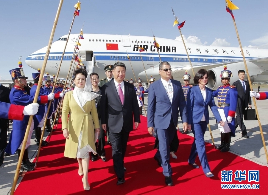 當地時間11月17日，國家主席習近平乘專機抵達基多，開始對厄瓜多爾共和國進行國事訪問。厄瓜多爾總統科雷亞和夫人馬勒布等在機場熱情迎接習近平和夫人彭麗媛。新華社記者 鞠鵬 攝 