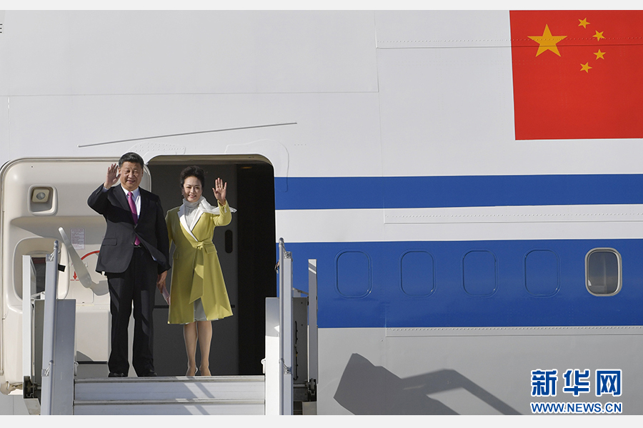 當地時間11月17日，國家主席習近平乘專機抵達基多，開始對厄瓜多爾共和國進行國事訪問。這是習近平與夫人彭麗媛向歡迎人群揮手致意。新華社記者 王曄 攝 