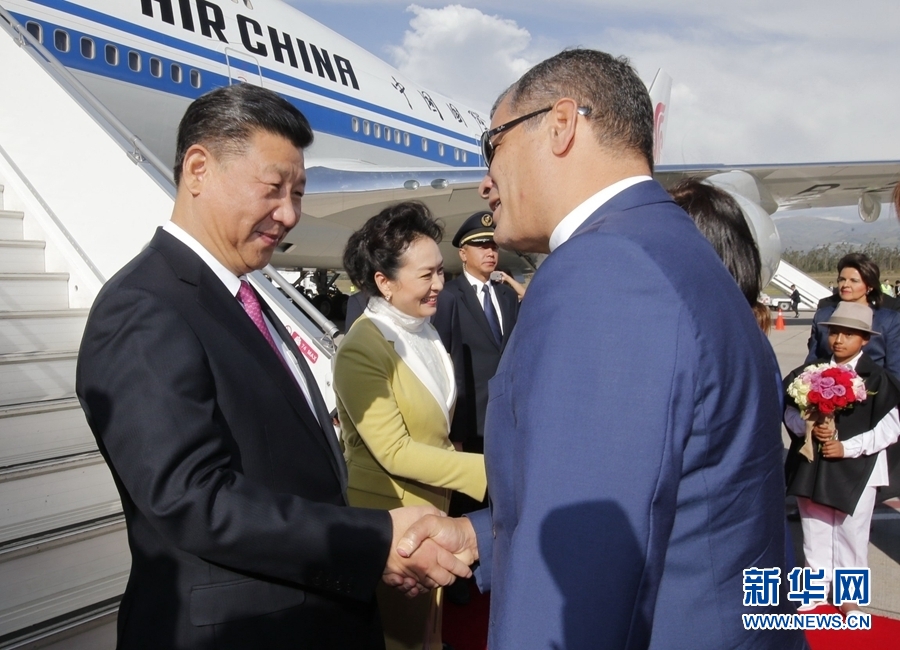 當地時間11月17日，國家主席習近平乘專機抵達基多，開始對厄瓜多爾共和國進行國事訪問。厄瓜多爾總統科雷亞和夫人馬勒布等在舷梯旁熱情迎接習近平和夫人彭麗媛。新華社記者 鞠鵬 攝