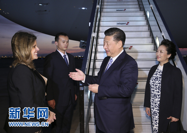 當(dāng)?shù)貢r間11月18日,國家主席習(xí)近平抵達利馬,出席亞太經(jīng)合組織第二十四次領(lǐng)導(dǎo)人非正式會議并對秘魯共和國進行國事訪問。習(xí)近平和夫人彭麗媛受到秘魯副總統(tǒng)阿勞斯等熱情迎接。新華社記者 蘭紅光 攝 當(dāng)?shù)貢r間11月18日,國家主席習(xí)近平抵達利馬,出席亞太經(jīng)合組織第二十四次領(lǐng)導(dǎo)人非正式會議并對秘魯共和國進行國事訪問。習(xí)近平和夫人彭麗媛受到秘魯副總統(tǒng)阿勞斯等熱情迎接。新華社記者 蘭紅光 攝