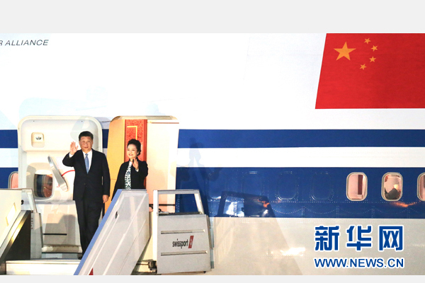 當(dāng)?shù)貢r間11月18日,國家主席習(xí)近平抵達利馬,出席亞太經(jīng)合組織第二十四次領(lǐng)導(dǎo)人非正式會議并對秘魯共和國進行國事訪問。習(xí)近平和夫人彭麗媛受到秘魯副總統(tǒng)阿勞斯等熱情迎接。新華社記者 丁林 攝 當(dāng)?shù)貢r間11月18日,國家主席習(xí)近平抵達利馬,出席亞太經(jīng)合組織第二十四次領(lǐng)導(dǎo)人非正式會議并對秘魯共和國進行國事訪問。習(xí)近平和夫人彭麗媛受到秘魯副總統(tǒng)阿勞斯等熱情迎接。新華社記者 丁林 攝