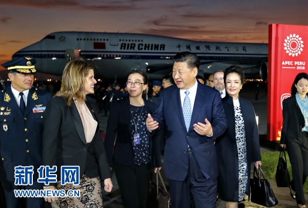 當(dāng)?shù)貢r間11月18日,國家主席習(xí)近平抵達利馬,出席亞太經(jīng)合組織第二十四次領(lǐng)導(dǎo)人非正式會議并對秘魯共和國進行國事訪問。習(xí)近平和夫人彭麗媛受到秘魯副總統(tǒng)阿勞斯等熱情迎接。新華社記者 鞠鵬 攝 當(dāng)?shù)貢r間11月18日,國家主席習(xí)近平抵達利馬,出席亞太經(jīng)合組織第二十四次領(lǐng)導(dǎo)人非正式會議并對秘魯共和國進行國事訪問。習(xí)近平和夫人彭麗媛受到秘魯副總統(tǒng)阿勞斯等熱情迎接。新華社記者 鞠鵬 攝